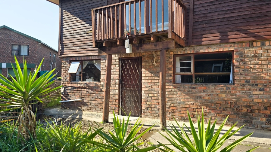 6 Bedroom Property for Sale in Cove Rock Eastern Cape